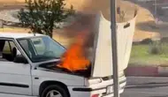 Siirt kent merkezinde yanan otomobili belediye otobüs şoförü kurtardı