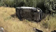Bağlar ilçesinde virajı alamayan otomobil devrildi