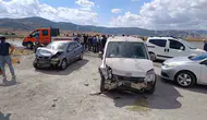Muş Altınova yolunda iki araç çarpıştı