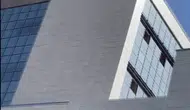 Diyarbakırda alacağını alamayan işçi inşaatın çatısına çıkarak eylem yaptı