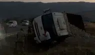 Hakkari Derecik'te kum yüklü kamyonet devrildi