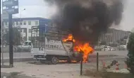 Van İpekyolu Caddesi üzerinde seyir halindeki kamyonet alevlere teslim oldu