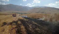 Gevaş ilçesinde çıkan örtü yangını ekiplerin müdahalesiyle kontrol altına alındı