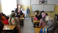 Van'da minik öğrenciler okul sıralarıyla ilk kez buluştu