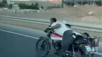Elazığ trafiğinde motosiklet üzerinde akrobatik tehlike