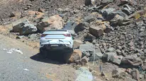 Hakkari Çukurca yolunda otomobilin kayaya çarpması sonucu üç kişi yaralandı