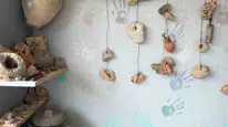 Siirtli köylüler tarlada buldukları gizemli objeleri bahçelerinde sergiliyor
