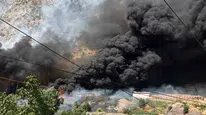 Hakkari Kırıkdağ Karakolu yakınındaki hurdalıkta çıkan yangın korkuttu