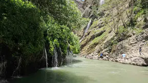 Hakkari'de sıcaklardan bunalanların adresi Kaval Şelalesi oldu