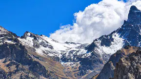 Hakkari dağlarına mevsimin ilk karı düştü