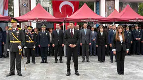Tunceli Cumhuriyet Bayramı coşkusunu çelenk sunma töreniyle başlattı