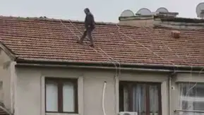Elazığ'da yürekleri ağza getiren çatı mesaisi