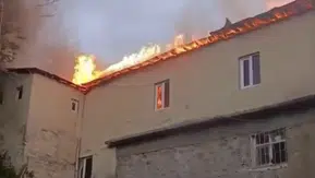 Dağlıca köyündeki okul yangınında Türk bayrağını alevlerin arasından kurtardı