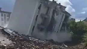 Elazığ'da ağır hasarlı beş katlı bina tek hamlede çöktü