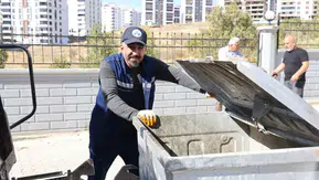 Elazığlı temizlik görevlisi bulduğu 600 bin liralık çantayı sahibine teslim etti