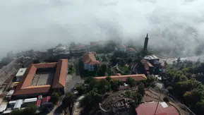 Diyarbakır'da yoğun sis tarihi dokuyu büyüleyici bir görünüme kavuşturdu