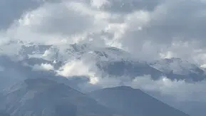 Hakkari Cilo Dağları mevsimin ilk karıyla beyaza büründü