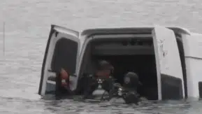 Van'da göle uçan minibüsün sürücüsü kendi çabasıyla kurtuldu