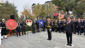 Van'da 29 Ekim Cumhuriyet Bayramı coşkusu çelenk töreniyle başladı