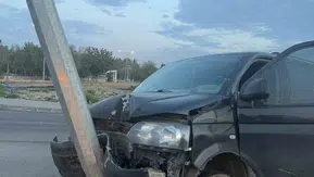 Batman'da direksiyon hakimiyetini kaybeden sürücü aydınlatma direğine çarptı