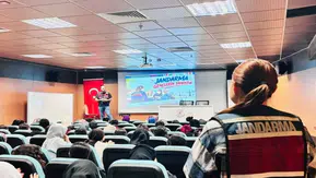 Şırnak'ta üniversite öğrencilerine madde bağımlılığı eğitimi verildi