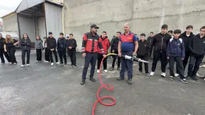 Yüksekova İtfaiyesi öğrencilere afet bilinci aşılayarak haftayı noktaladı
