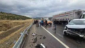 Bingöl kara yolunda kontrolden çıkan araç bariyere çarptı