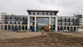 Depremde yıkılan bina yeniden doğdu: Dicle Üniversitesi rektörlük binasında sona doğru