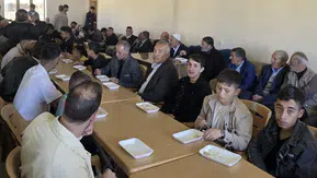 Bitlisli köylüler bayramı tek bir kazanın etrafında karşılıyor