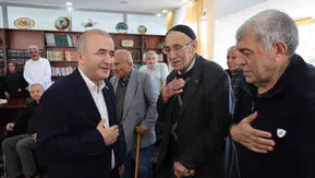Vali Hatipoğlu bayram sabahında huzurevi sakinlerini ziyaret etti