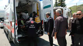 Elazığ yolunda kaza Vekil Erol yaralı bebeğe ilk yardıma koştu