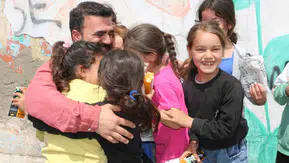 Diyarbakırlı esnaf çocukluk hayalini ücretsiz tostla gerçeğe dönüştürdü