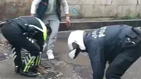 Diyarbakır sokaklarında polisler elleriyle su tahliyesi yaptı