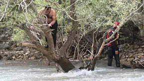 Pülümür Çayı’nda yüzerken akıntıya kapılan kişi kurtarıldı