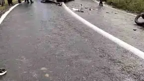 Çermik yolunda motosiklet ve otomobil çarpıştı
