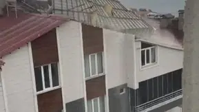 Ahlat'ta şiddetli fırtına binanın çatısını yerinden söktü