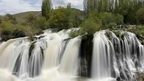 Muradiye Şelalesi yağışlarla birlikte en coşkulu günlerini yaşıyor