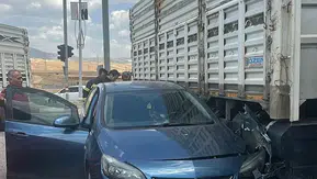 Siirt’te virajı alamayan otomobil tıra çarptı
