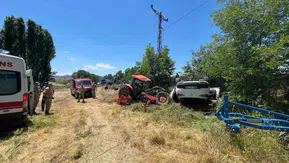 Bingöl Genç yolunda traktöre çarpan otomobil takla attı