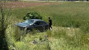 Kovancılar girişinde sürücünün kontrolünü kaybettiği araç tarlaya savruldu