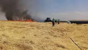 Diyarbakır’da anız yangını yüzlerce dönümü küle çevirdi