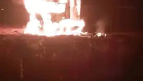 Siverek yolunda seyir halindeki tır alevlere teslim oldu