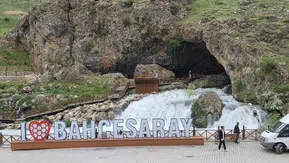 Bahçesaray’ın saklı şelalesi ziyaretçi akınına uğruyor
