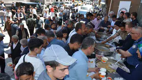 Bulanık’ta Muharrem bereketi 5 bin kaseyle paylaşıldı