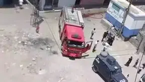 Bağlar’da üç katlı binanın en üst katı alevlere teslim oldu