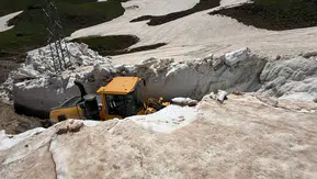 Yüksekova’da dağlar karlar altında kaldı