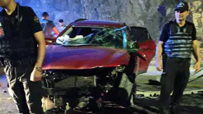 Hakkari Van yolunda iki otomobilin çarpışması sonucu yedi kişi yaralandı