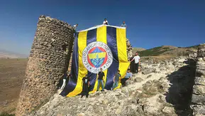 Muşlu taraftarlar Haspet Kalesi zirvesine dev Fenerbahçe bayrağı dikti
