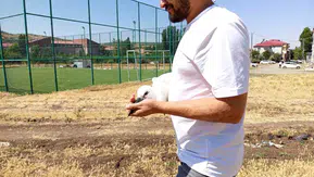 Bingöllü esnaf yuvasından düşen yavru leyleğe kucak açtı