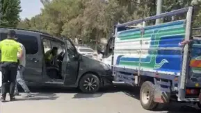 Nusaybin sokaklarında kamyonet ve hafif ticari aracın çarpıştığı kaza kameraya yansıdı